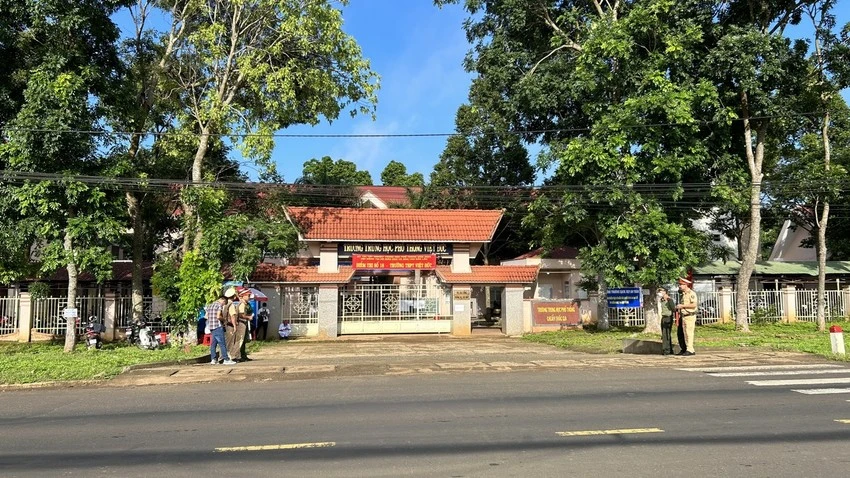 Điểm thi tại trường THPT Việt Đức, xã Ea Tiêu. Ảnh: VŨ LONG Điểm thi tại trường THPT Việt Đức, xã Ea Tiêu. Ảnh: VŨ LONG