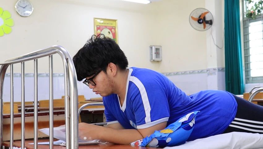 Nguyễn Minh Thiên Phong là thí sinh đặc biệt tại điểm thi THCS Nguyễn Trãi (Gò Vấp). Ảnh: TRẦN MINH