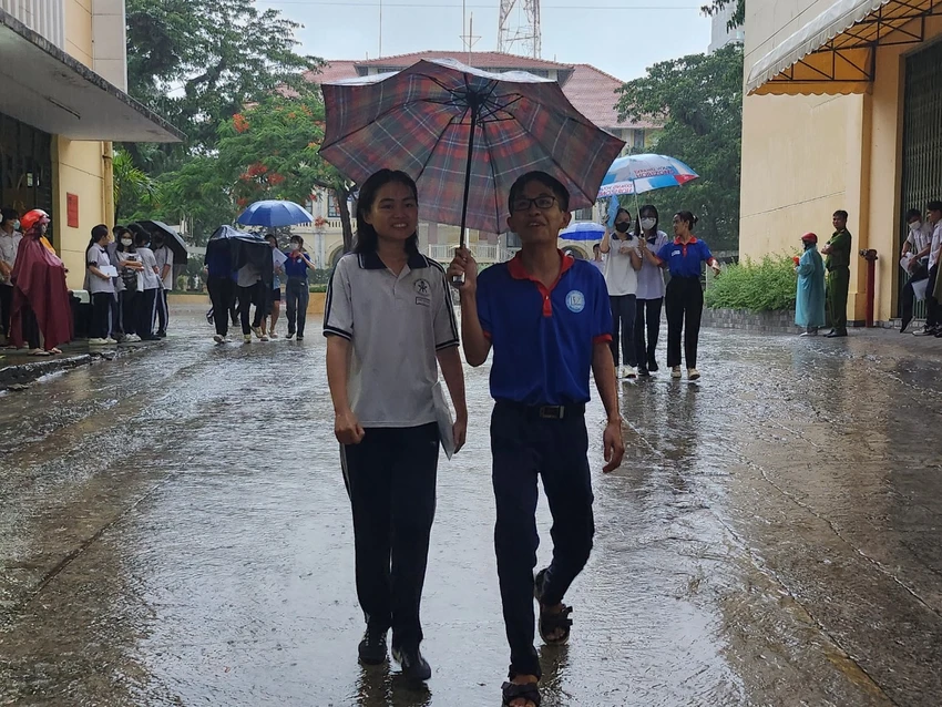 Thí sinh ở điểm thi trường chuyên Trần Đại Nghĩa quận 1, TP.HCM. Ảnh: NGUYỄN QUYÊN Thí sinh ở điểm thi trường chuyên Trần Đại Nghĩa quận 1, TP.HCM. Ảnh: NGUYỄN QUYÊN