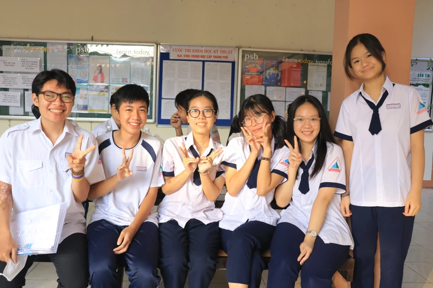 Gia Minh (thứ 2 bên trái) cùng bạn bè trao đổi trước khi bắt đầu môn thi đầu tiên. Ảnh: Võ Thơ Gia Minh (thứ 2 bên trái) cùng bạn bè trao đổi trước khi bắt đầu môn thi đầu tiên. Ảnh: Võ Thơ
