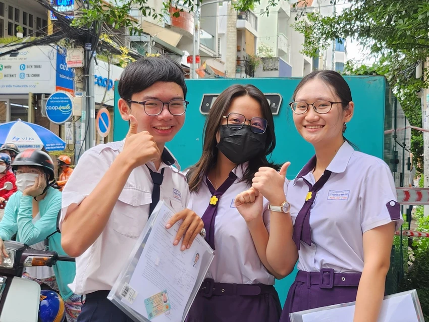 Thí sinh Ngọc Linh, học sinh trường THPT Nguyễn Thị Minh Khai cùng bạn. Ảnh: NGUYỄN QUYÊN