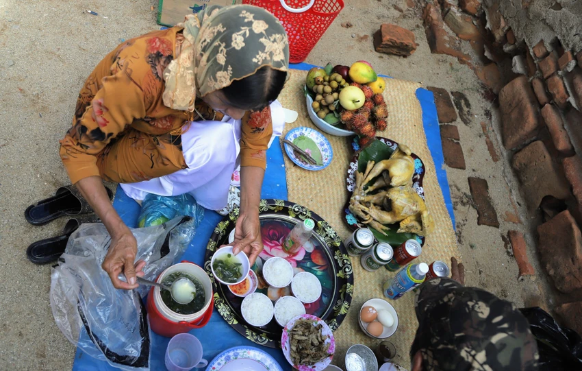 Mâm cúng của một gia đình dâng lên các vị thần. Mâm cúng của một gia đình dâng lên các vị thần.