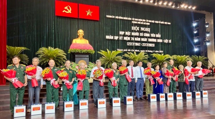 Các đại biểu tham gia hội nghị nhận quà, chụp ảnh lưu niệm. Ảnh: QUỐC HƯƠNG.