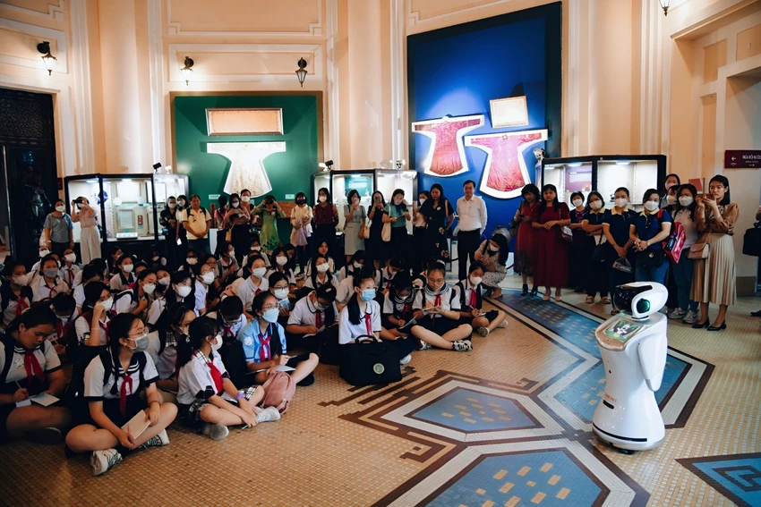 Robot thuyết minh một số hiện vật tại bảo tàng Lịch sử TP.HCM