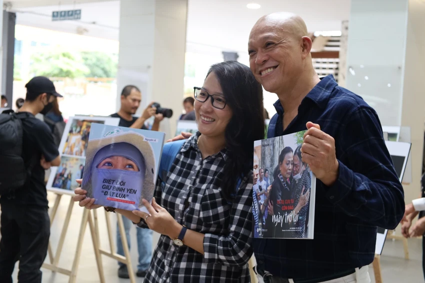 Tâm sự với khách mời, Nhiếp ảnh gia Nguyễn Á nhấn mạnh: “Tôi vẫn sẽ tiếp tục thực hiện các dự án mang ý nghĩa nhân sinh hơn nữa bằng việc sẽ theo nhiều đoàn về Côn Đảo, hay tìm về tấm gương sáng trong xã hội để tiếp tục có những bức ảnh đẹp, cuốn sách ý nghĩa cổ động tinh thần cho các bạn trẻ về những giá trị thiêng liêng của Tổ quốc". Tâm sự với khách mời, Nhiếp ảnh gia Nguyễn Á nhấn mạnh: “Tôi vẫn sẽ tiếp tục thực hiện các dự án mang ý nghĩa nhân sinh hơn nữa bằng việc sẽ theo nhiều đoàn về Côn Đảo, hay tìm về tấm gương sáng trong xã hội để tiếp tục có những bức ảnh đẹp, cuốn sách ý nghĩa cổ động tinh thần cho các bạn trẻ về những giá trị thiêng liêng của Tổ quốc".