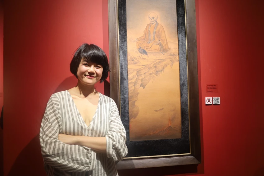 Họa sĩ Hoài Phương hiện đang sống cùng chồng với hai người con ở Bologna, Ý. Chị cho biết, mặc dù bận rộn, chị vẫn duy trì niềm đam mê của mình và hy vọng hội họa không chỉ làm cho cuộc sống của chị thêm phong phú, mà còn truyền cảm hứng cho cộng đồng và những người xung quanh. Ảnh: QUỐC HƯƠNG. Họa sĩ Hoài Phương hiện đang sống cùng chồng với hai người con ở Bologna, Ý. Chị cho biết, mặc dù bận rộn, chị vẫn duy trì niềm đam mê của mình và hy vọng hội họa không chỉ làm cho cuộc sống của chị thêm phong phú, mà còn truyền cảm hứng cho cộng đồng và những người xung quanh. Ảnh: QUỐC HƯƠNG.