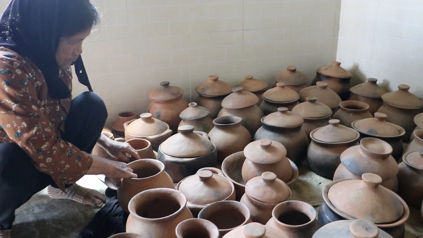 Trong nhà bà Ma Ly và người chị gái còn rất nhiều sản phẩm gốm khác. Trong nhà bà Ma Ly và người chị gái còn rất nhiều sản phẩm gốm khác.