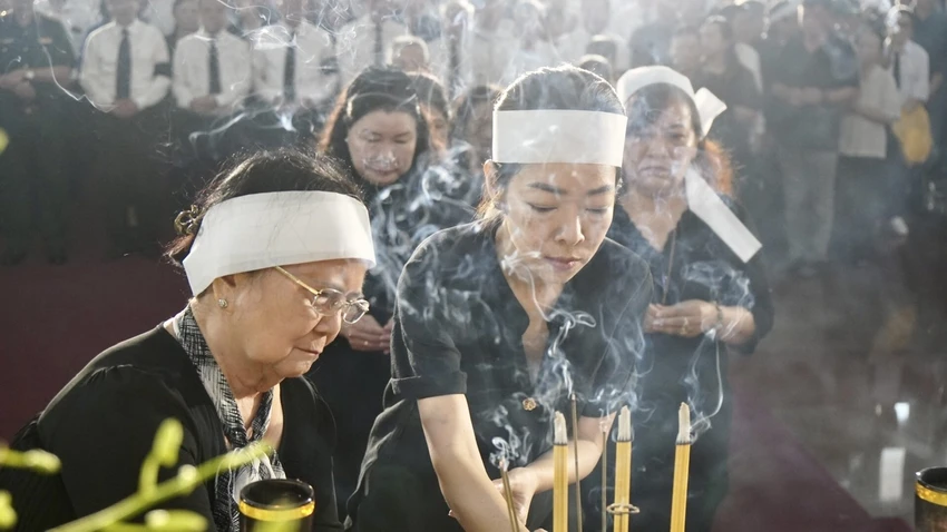 Người thân trong gia đình thắp nhang tiễn đưa giáo sư Trần Hồng Quân. Người thân trong gia đình thắp nhang tiễn đưa giáo sư Trần Hồng Quân.
