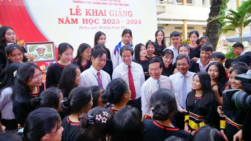 Chủ tịch nước Võ Văn Thưởng trao đổi, chuyện trò cùng các em học sinh trường Phổ thông Dân tộc nội trú tỉnh Gia Lai. Ảnh: LÊ KIẾN