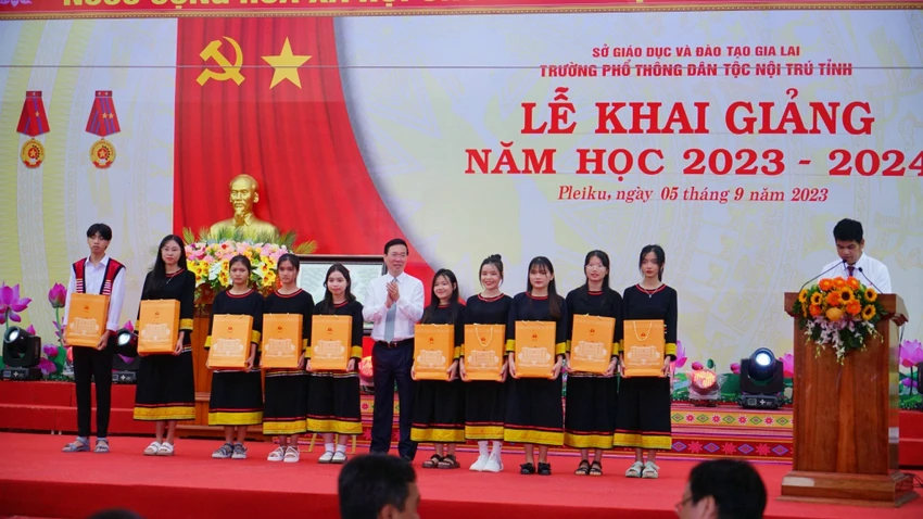 Chủ tịch nước Võ Văn Thưởng tặng quà cho các em học sinh trường Phổ thông dân tộc nội trú tỉnh Gia Lai đạt thành tích xuất sắc trong học tập. Ảnh: LÊ KIẾN
