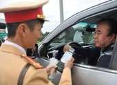 Thổi để đo nồng độ cồn có lây nhiễm virus Corona?