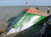 Lật sà lan, 2 cháu bé mất tích 