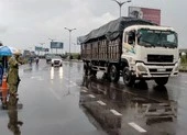 Đội mưa kiểm tra thân nhiệt tại cửa ngõ vào nội ô Cần Thơ