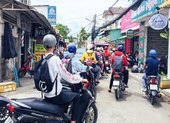 Kẹt xe hẻm 51: Có biển cấm, xe vẫn chạy vù vù