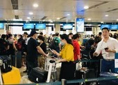 Khách có biểu hiện ‘lơ’ đeo khẩu trang tại sân bay 
