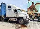 Lấy xe đầu kéo chắn quốc lộ để bắt 'xe điên' ở Sóc Trăng