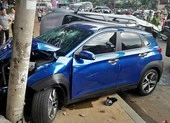 ‘Xe điên’ tông sập bờ rào, lao vào quảng trường