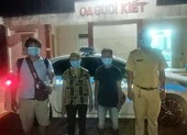 3 người đi bộ hàng trăm cây số đã được CSGT đưa lên tàu về quê