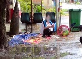Không qua được chốt, người đàn ông lội kênh tìm đường về quê