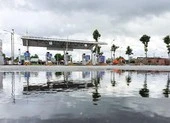 Xe liên tỉnh vẫn nằm yên, mạng nhện giăng đầy vì các tỉnh còn... chờ nhau