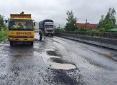Quốc lộ 1 qua Phú Yên chằng chịt ổ voi, hố nước
