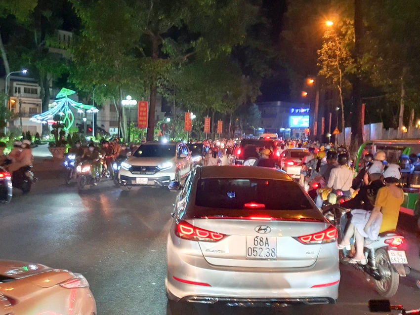 Người dân nô nức xuống phố vui xuân đón giao thừa ảnh 10