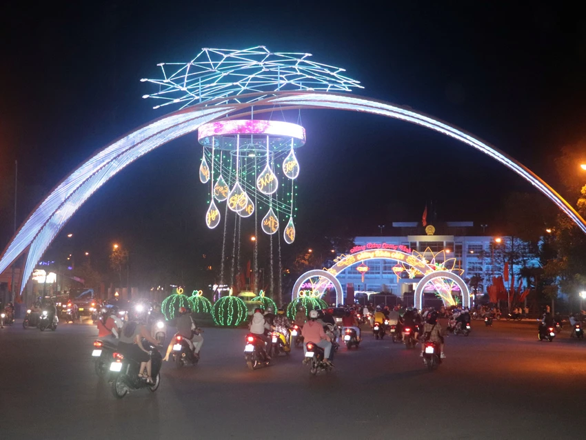 Người dân nô nức xuống phố vui xuân đón giao thừa ảnh 5