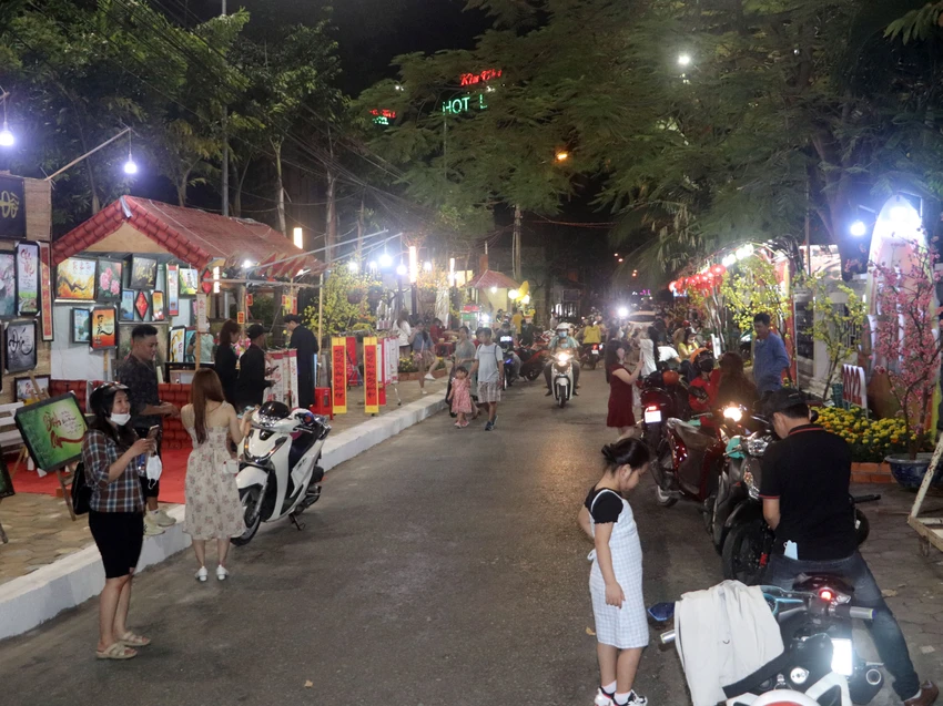 Người dân nô nức xuống phố vui xuân đón giao thừa ảnh 6