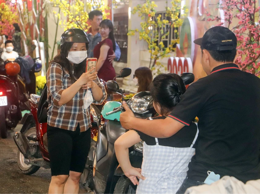 Người dân nô nức xuống phố vui xuân đón giao thừa ảnh 7
