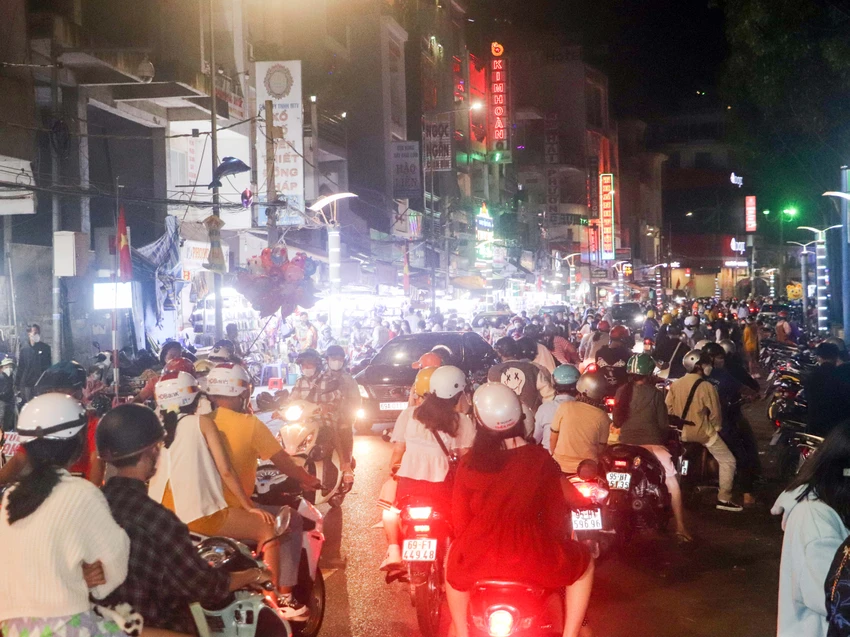 Người dân nô nức xuống phố vui xuân đón giao thừa ảnh 8