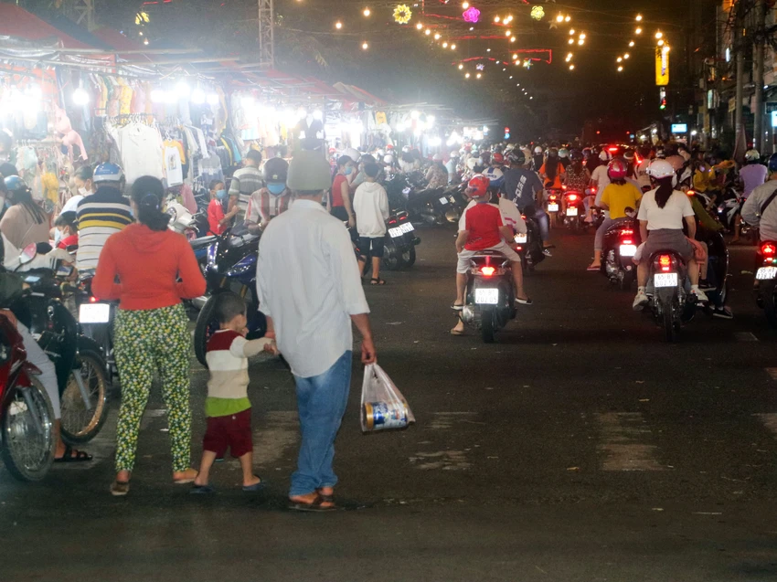 Người dân nô nức xuống phố vui xuân đón giao thừa ảnh 9