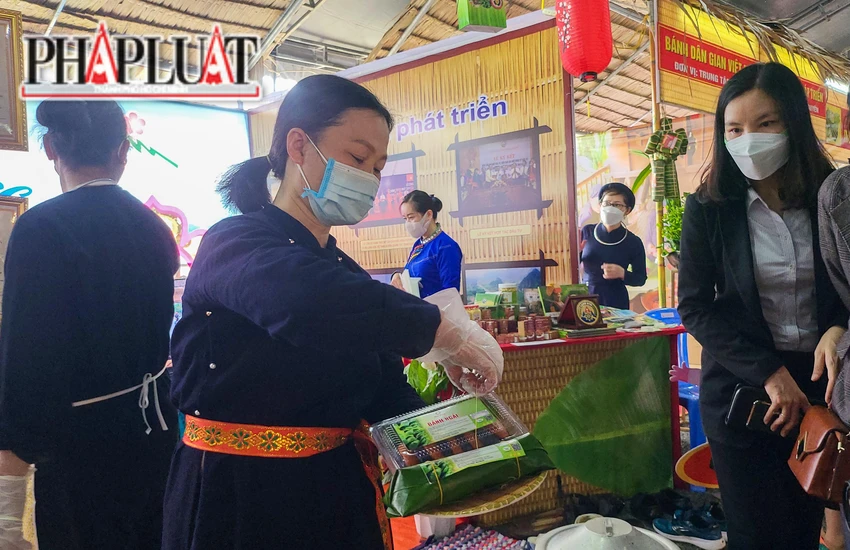 Do phải làm thủ công và nguyên liệu qua nhiều công đoạn sơ chế nên nghệ nhân đoàn Lạng Sơn tiết lộ chỉ trình diễn giới thiệu bánh tại Lễ hội để du khách thưởng thức, không bán mang về.