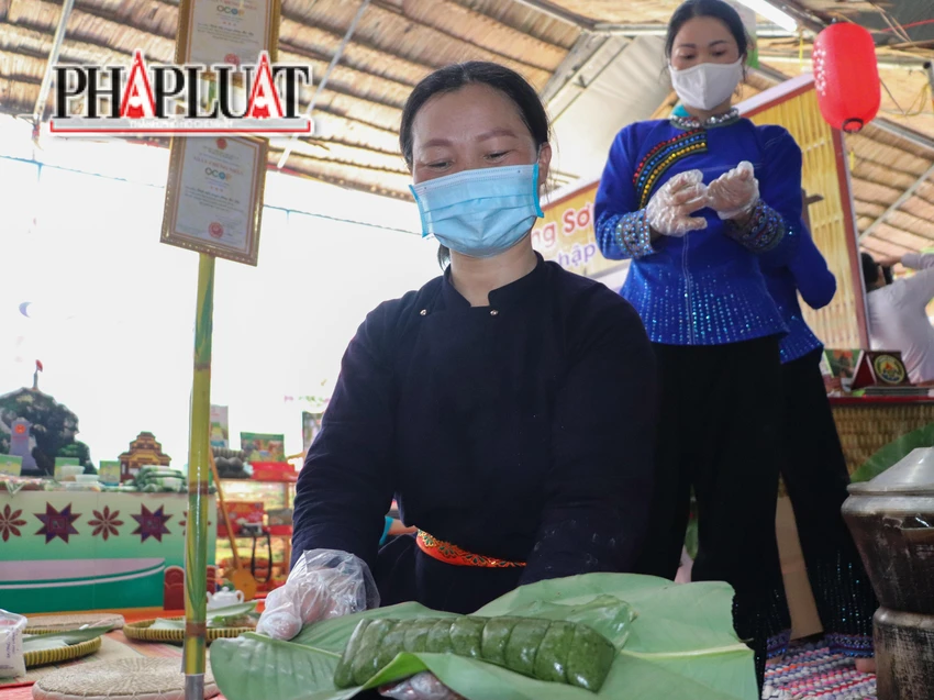 Theo nghệ nhân Hoàng Thị Yên (TP Lạng Sơn, tỉnh Lạng Sơn), đây là lần đầu tiên Lạng Sơn mang món bánh ngải giới thiệu với người dân miền Tây Nam bộ. Do điều kiện xa xôi nên các nghệ nhân phải sơ chế một số nguyên liệu trước khi đến tham gia Lễ hội bánh ở Cần Thơ.
