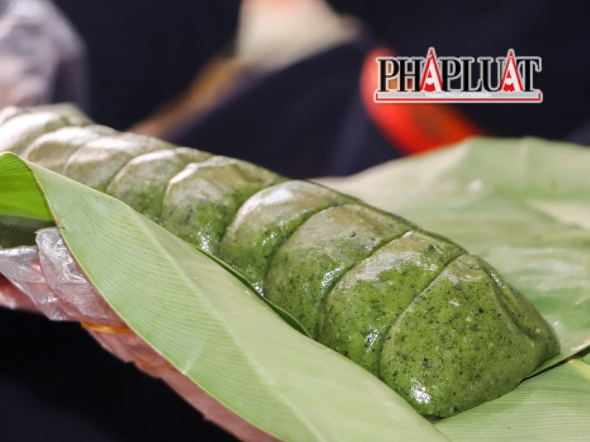 Bánh ngải Lạng Sơn gồm các nguyên liệu như: lá ngải cứu, gạo nếp, mè đen hoặc trắng, đường...