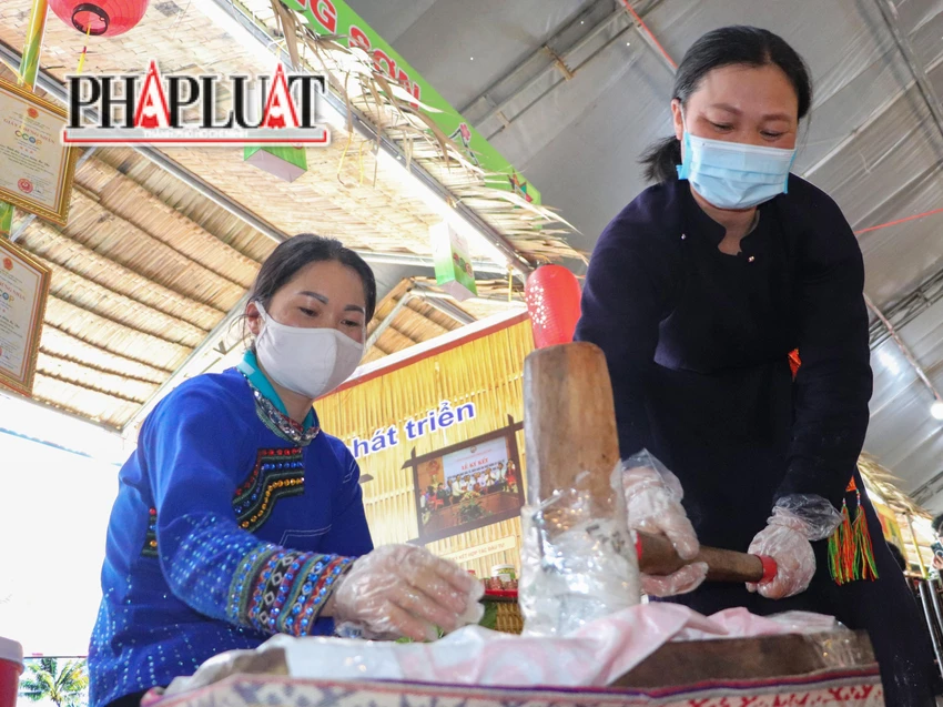 Tại Lễ hội, mục sở thị các công đoạn làm bánh, đặc biệt là công đoạn giã (quết) bằng tay mới thấy sự công phu của các nghệ nhân để làm ra bánh ngải. Theo chia sẻ của một người trong đoàn, đây chính là công đoạn quan trọng quyết định độ dẻo, ngon của bánh. Để bột kết dính tạo độ dẻo, nếp sau khi hấp chín, ngay khi bột còn nóng người làm bánh phải giã (quết) thủ công cho đến khi khối bột mịn lại.