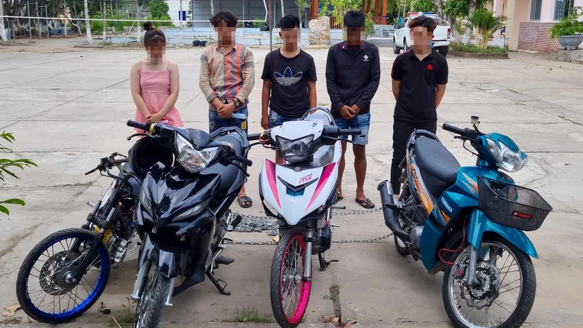 Năm thanh niên và bốn xe tang vật tại cơ quan công an. Ảnh: VĂN VŨ Năm thanh niên và bốn xe tang vật tại cơ quan công an. Ảnh: VĂN VŨ