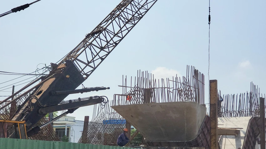 Phó Giám đốc Ban quản lý dự án ODA TP: "Nếu nhà thầu không đảm bảo về mặt tiến độ như cam kết, chúng tôi sẽ xem xét cắt, chuyển khối lượng cho những liên danh trong hợp đồng. Nếu như không đảm bảo nữa, sẽ xem xét cắt hợp đồng”. Ảnh: CHÂU ANH