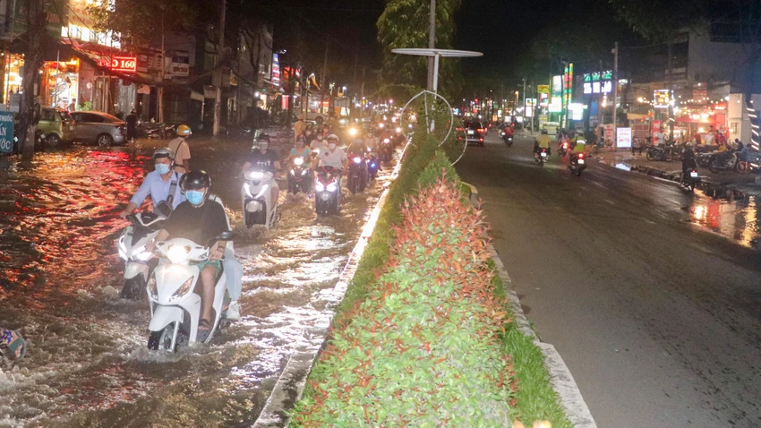 Đường Nguyễn Văn Cừ, đoạn thuộc phường An Khánh, quận Ninh Kiều là một trong những điểm ngập nặng khi triều cường lên.