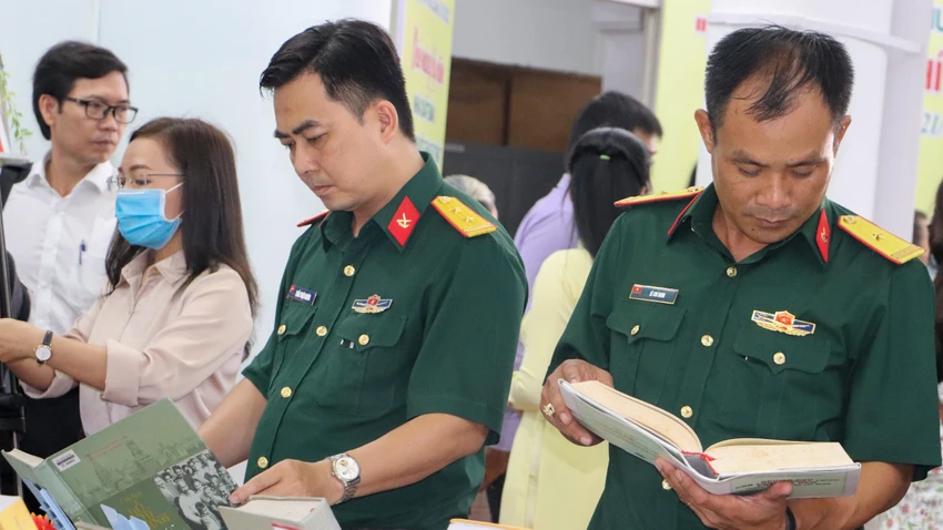 Các ấn phẩm tại Triển lãm là những tác phẩm tiêu biểu, đặc sắc nhất do NXB Chính trị quốc gia Sự thật ấn hành trong nhiều năm qua. Các ấn phẩm tại Triển lãm là những tác phẩm tiêu biểu, đặc sắc nhất do NXB Chính trị quốc gia Sự thật ấn hành trong nhiều năm qua.