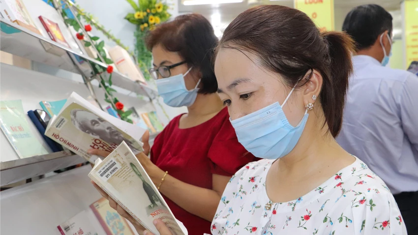 Qua Triển lãm, NXB Chính trị quốc gia Sự thật cung cấp những ấn phẩm có giá trị lý luận và thực tiễn, góp phần giúp các tầng lớp nhân dân hiểu rõ hơn về cuộc đời và sự nghiệp của Chủ tịch Hồ Chí Minh. Qua Triển lãm, NXB Chính trị quốc gia Sự thật cung cấp những ấn phẩm có giá trị lý luận và thực tiễn, góp phần giúp các tầng lớp nhân dân hiểu rõ hơn về cuộc đời và sự nghiệp của Chủ tịch Hồ Chí Minh.
