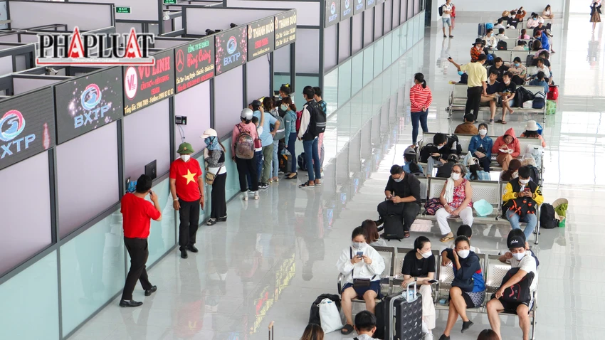 Vận tải hành khách ở Cần Thơ dù tăng nhưng số chuyến và số hành khách vẫn còn giảm so cùng kỳ năm 2021. Ảnh: CHÂU ANH