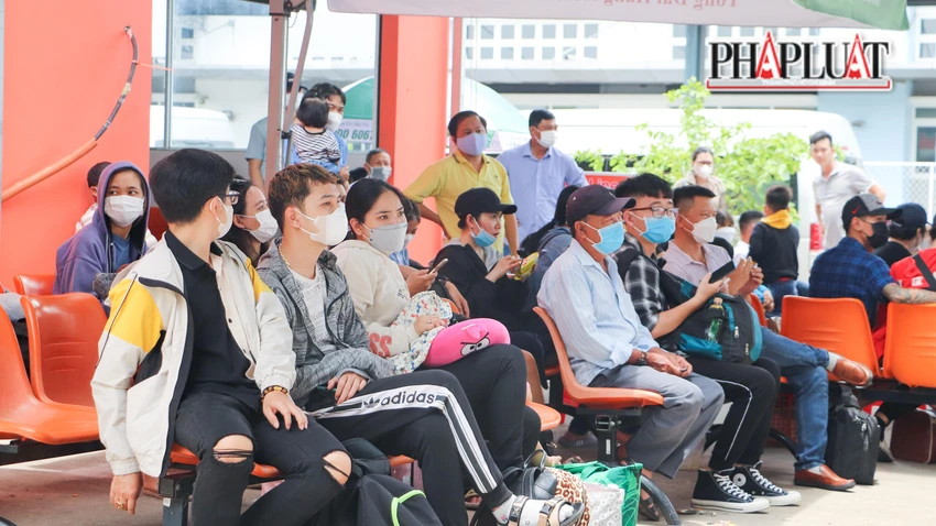 Ghi nhận tại bến xe trung tâm, quầy vé của các nhà xe đều đông kín người, thậm chí có nhà xe do phương tiện quay đầu không kịp bởi kẹt xe kéo dài trên Quốc lộ, khách ngồi chờ kéo dài từ trong ra ngoài. Ghi nhận tại bến xe trung tâm, quầy vé của các nhà xe đều đông kín người, thậm chí có nhà xe do phương tiện quay đầu không kịp bởi kẹt xe kéo dài trên Quốc lộ, khách ngồi chờ kéo dài từ trong ra ngoài.