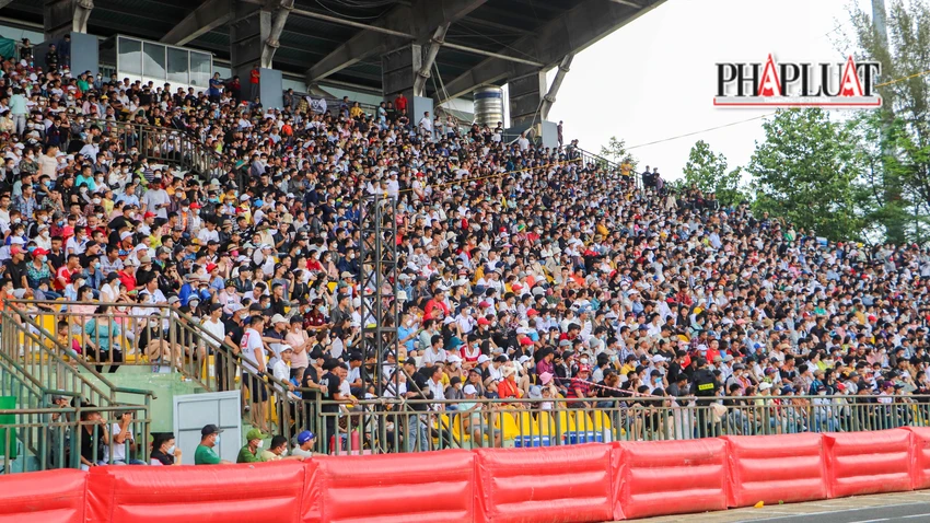 Các khán giả reo hò, cổ vũ sau những pha bứt phá đầy ngoạn mục, hấp dẫn của các tay đua. Các khán giả reo hò, cổ vũ sau những pha bứt phá đầy ngoạn mục, hấp dẫn của các tay đua.