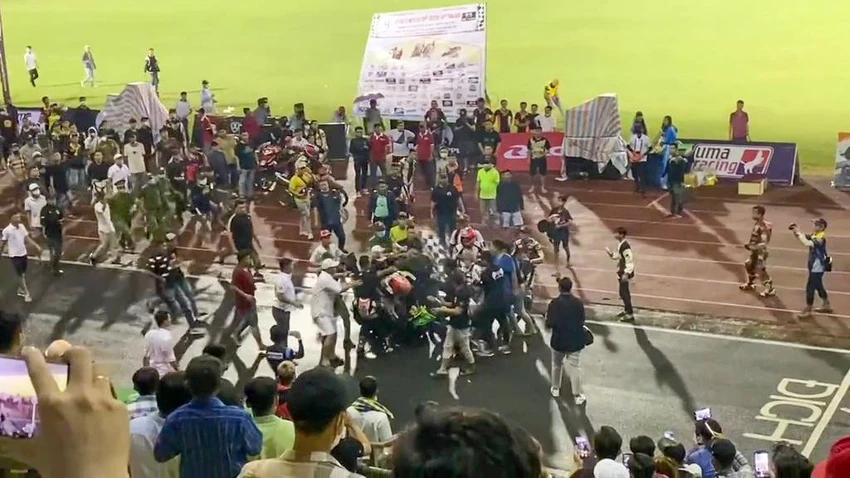 Vụ ẩu đả tại hai tay đua xảy ra tại giải đua mô tô toàn quốc năm 2022 diễn ra ở Cần Thơ được lực lượng công an can thiệp, xử lý kịp thời. Ảnh: cắt từ video. Vụ ẩu đả tại hai tay đua xảy ra tại giải đua mô tô toàn quốc năm 2022 diễn ra ở Cần Thơ được lực lượng công an can thiệp, xử lý kịp thời. Ảnh: cắt từ video.