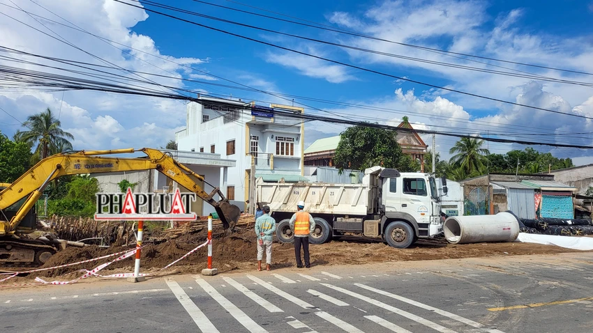 “Sau cuộc họp cách đây hai ngày, hiện nay, mỗi ngày nhà thầu cơ bản đáp ứng được tiến độ. Ví dụ gói thầu của Công ty CP Đầu tư xây dựng 886-Thành Nam, mình bắt họ phải san lấp 400 khối cát, thì cơ bản đủ. Theo tiến độ này, đến tháng 6 sẽ xong phần nền” - Phó Giám đốc điều hành dự án cho biết thêm. “Sau cuộc họp cách đây hai ngày, hiện nay, mỗi ngày nhà thầu cơ bản đáp ứng được tiến độ. Ví dụ gói thầu của Công ty CP Đầu tư xây dựng 886-Thành Nam, mình bắt họ phải san lấp 400 khối cát, thì cơ bản đủ. Theo tiến độ này, đến tháng 6 sẽ xong phần nền” - Phó Giám đốc điều hành dự án cho biết thêm.