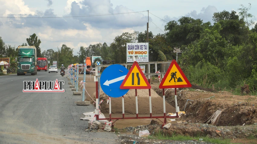 Còn đối với công tác đảm bảo ATGT các đoạn đang thi công, ông Thắng cho biết hiện các nhà thầu đã thay đèn chiếu sáng từ đèn nhỏ sang loại to hơn. Còn đối với công tác đảm bảo ATGT các đoạn đang thi công, ông Thắng cho biết hiện các nhà thầu đã thay đèn chiếu sáng từ đèn nhỏ sang loại to hơn.