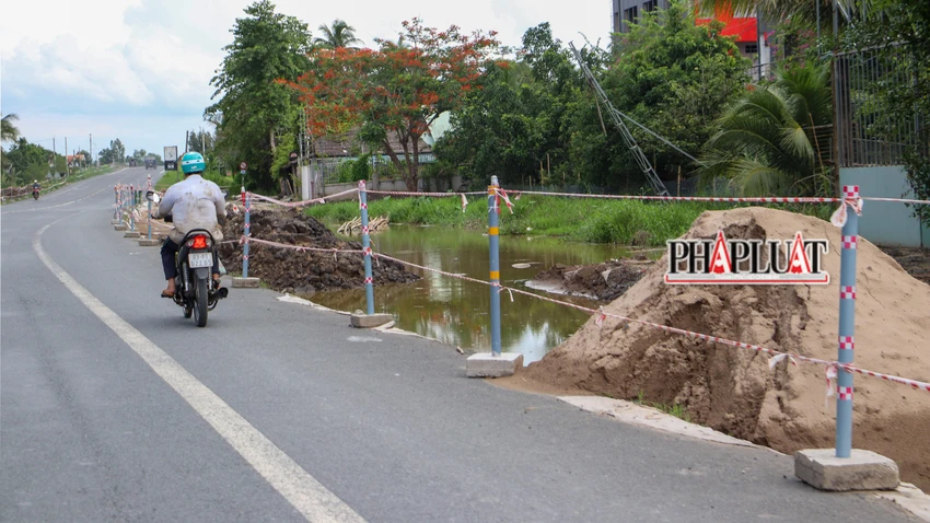 Theo chủ đầu tư dự án, hiện chỉ thi công được một bên, mùa mưa đến sớm nên thủy triều dâng cao ảnh hưởng công tác đắp cát nền đường... Ảnh: CHÂU ANH Theo chủ đầu tư dự án, hiện chỉ thi công được một bên, mùa mưa đến sớm nên thủy triều dâng cao ảnh hưởng công tác đắp cát nền đường... Ảnh: CHÂU ANH