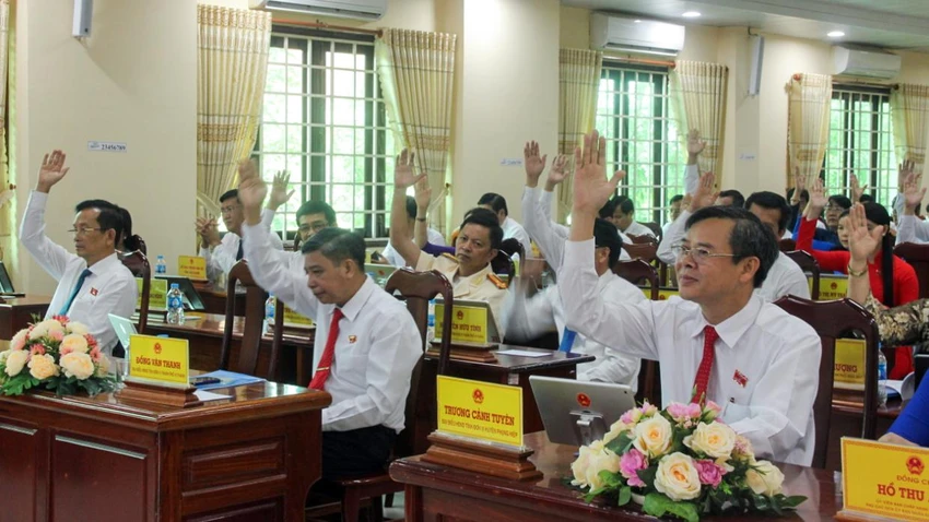 Các đại biểu thông qua Nghị quyết về bố trí vốn ngân sách địa phương để bồi thường, hỗ trợ, tái định cư dự án cao tốc Châu Đốc - Cần Thơ - Sóc Trăng (đoạn qua địa bàn tỉnh). Ảnh: BT Các đại biểu thông qua Nghị quyết về bố trí vốn ngân sách địa phương để bồi thường, hỗ trợ, tái định cư dự án cao tốc Châu Đốc - Cần Thơ - Sóc Trăng (đoạn qua địa bàn tỉnh). Ảnh: BT