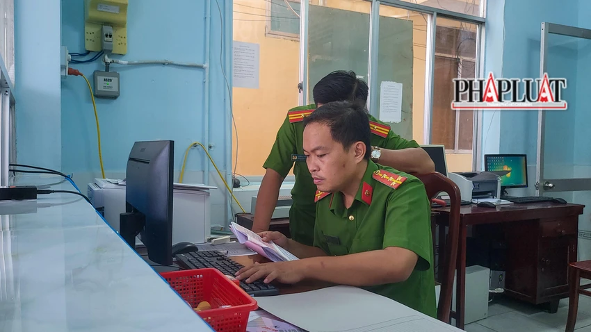 “Thực hiện Thông tư 15/2022 của Bộ Công an giao quyền đăng ký, cấp BKS xe mô tô, xe máy... đây là một nhiệm vụ mới với lực lượng công an xã. Dù còn nhiều bỡ ngỡ, nhưng với tinh thần chỉ đạo, tạo điều kiện của lãnh đạo cấp trên toàn bộ cán bộ chiến sĩ quyết tâm thực hiện tốt nhiệm vụ được giao” - Trưởng Công an xã Mỹ Khánh bày tỏ. “Thực hiện Thông tư 15/2022 của Bộ Công an giao quyền đăng ký, cấp BKS xe mô tô, xe máy... đây là một nhiệm vụ mới với lực lượng công an xã. Dù còn nhiều bỡ ngỡ, nhưng với tinh thần chỉ đạo, tạo điều kiện của lãnh đạo cấp trên toàn bộ cán bộ chiến sĩ quyết tâm thực hiện tốt nhiệm vụ được giao” - Trưởng Công an xã Mỹ Khánh bày tỏ.