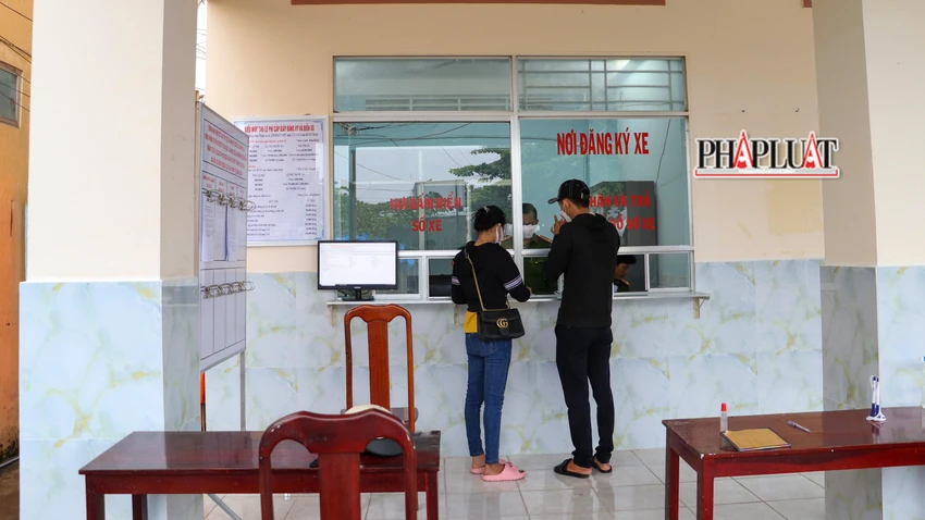 Cạnh đó, lực lượng công an các huyện cũng đã thông báo rộng rãi cho người dân nắm về thông tin thay đổi địa điểm đăng ký phương tiện, hồ sơ, thủ tục... và tổ chức cơ sở vật chất, phương tiện, lực lượng làm nhiệm vụ đảm bảo thuận tiện nhất cho bà con đến đăng ký xe. Cạnh đó, lực lượng công an các huyện cũng đã thông báo rộng rãi cho người dân nắm về thông tin thay đổi địa điểm đăng ký phương tiện, hồ sơ, thủ tục... và tổ chức cơ sở vật chất, phương tiện, lực lượng làm nhiệm vụ đảm bảo thuận tiện nhất cho bà con đến đăng ký xe.